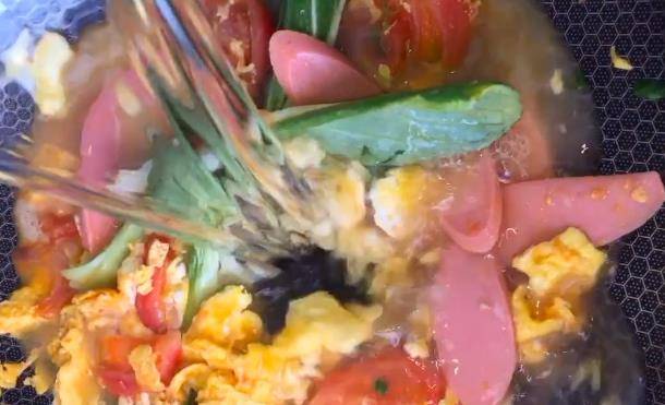 卫生状况|1把面条,4个鸡蛋,再加配菜,简单制作营养早餐面。