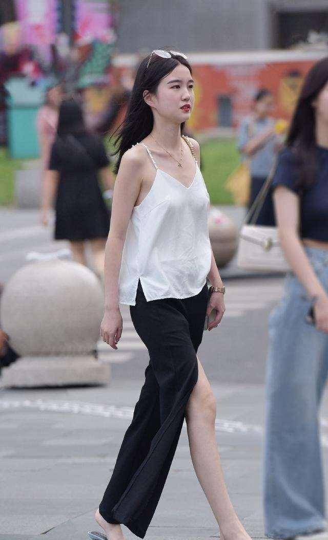 黑色|黑色职业高跟鞋搭配灰色碎边打底裤，潮流的穿搭，有点酷的感觉