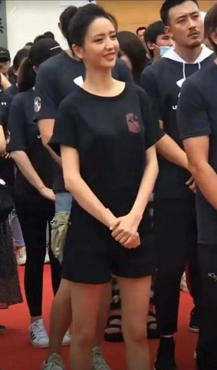 竹杆|佟丽娅录节目被拍，穿短裙瘦成竹杆腿，脸松弛老态也出来了！