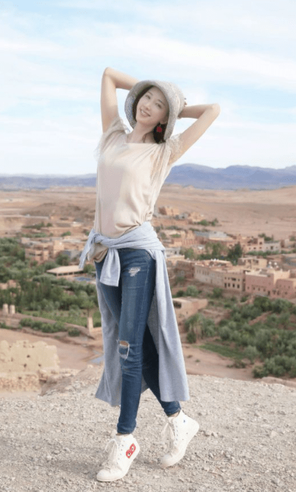 黑色|日本媳妇林志玲真会穿,穿黑色连衣裙高挑时髦,端庄优雅真有气质