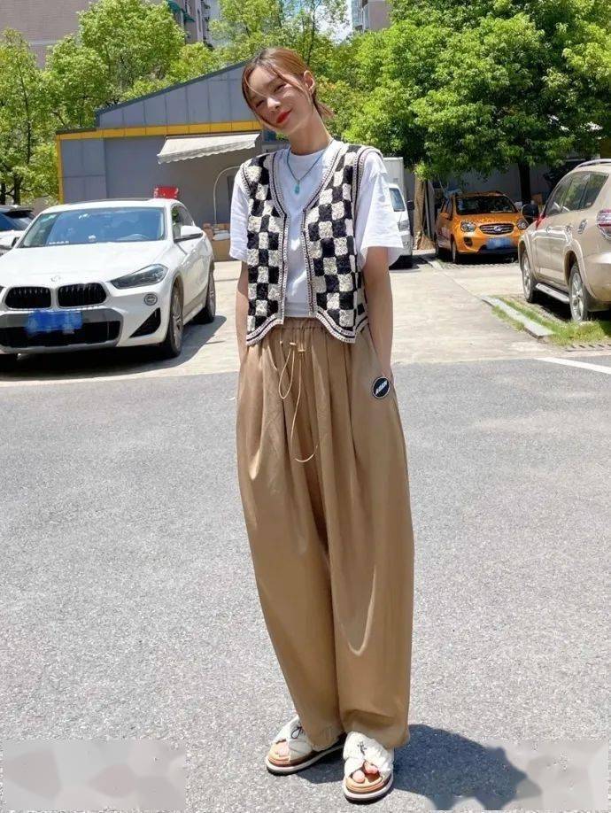 白和|刘雯私服好绝,棋盘格+牛仔裤百搭又显瘦!