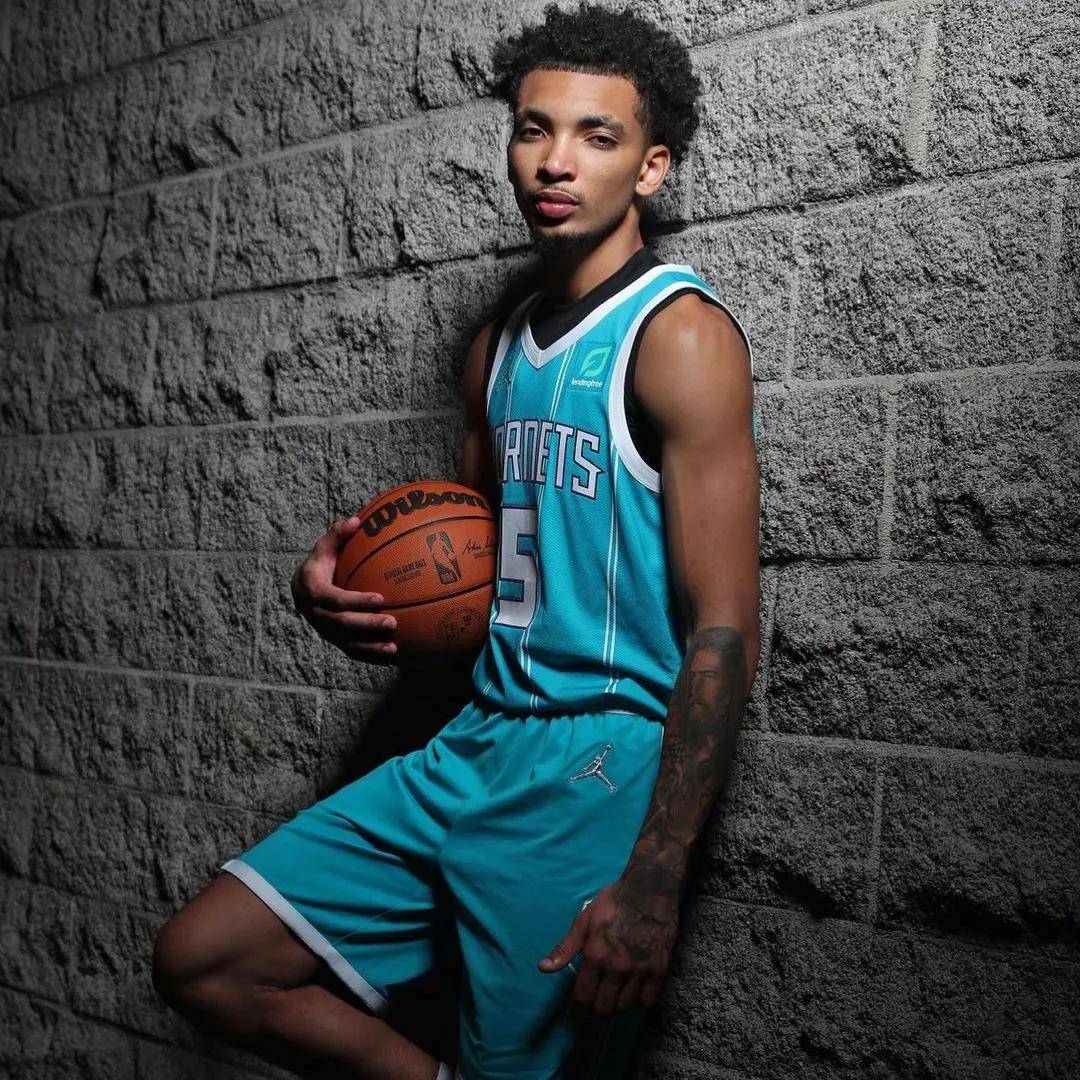 凯-琼斯今年20岁,身高2米11,司职中锋!上赛季他在德克萨斯大学场均8.