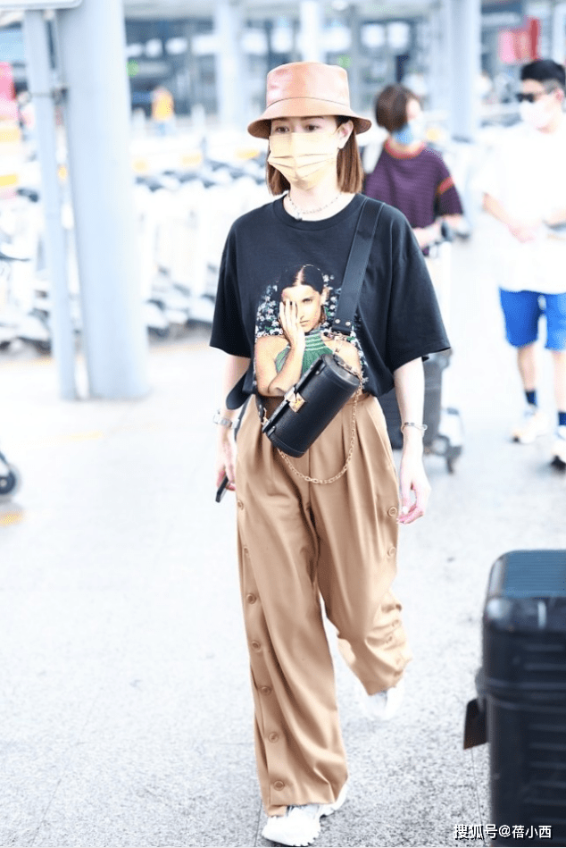 亮点|佘诗曼气质在根本不用扮嫩，穿T恤配阔腿裤走机场，哪像75年的？
