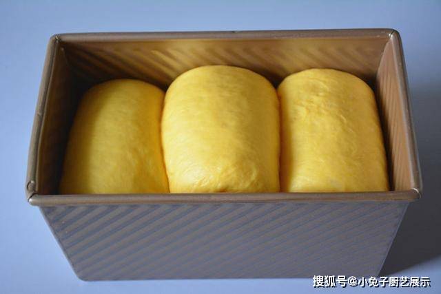 美食|南瓜别再蒸着吃了，加在面粉里做成吐司，又香又柔软，早餐就它了