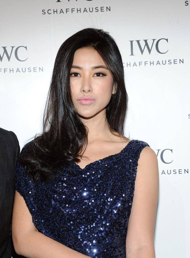 姐妹|朱珠的美是骨子里的，一件靓丽的亮片长裙，穿得高级又时尚