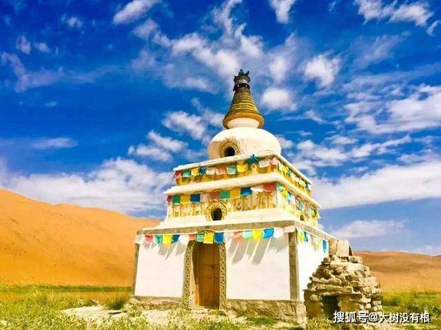 内蒙古沙漠有座“沙漠故宫”，没电没信号，几十年来只有一人坚守