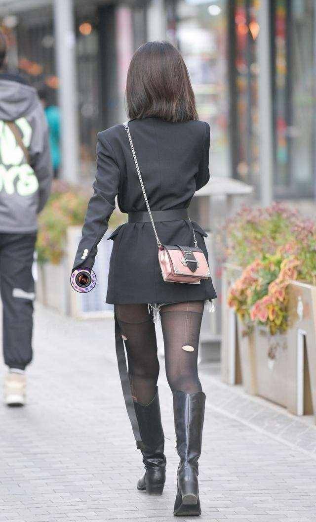 身材|黑色连衣裙搭配长筒皮靴，时尚潮流趋势，女生必备的搭配