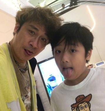 夏天|橘子晚报:董子健孙怡被拍,细节好甜;林志炫和队友起争执?