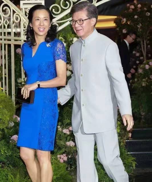 设计|朱玲玲奶奶年纪也时髦,蕾丝裙外面套马甲,有皱纹也藏不住贵妇范