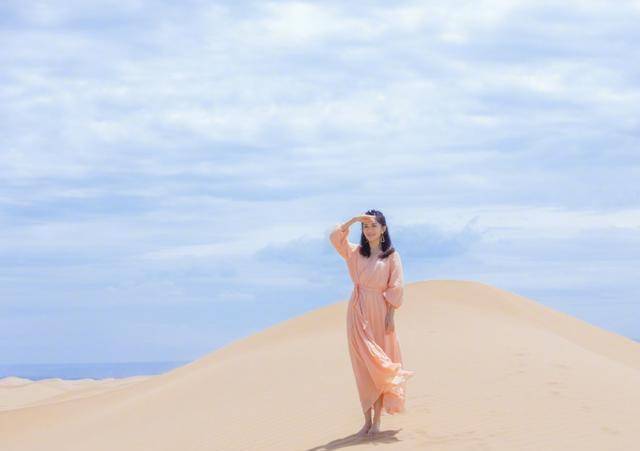 颜色|谢娜都孩子妈了还那么大玩心,沙漠上尽情摆poss,看着真“魅”