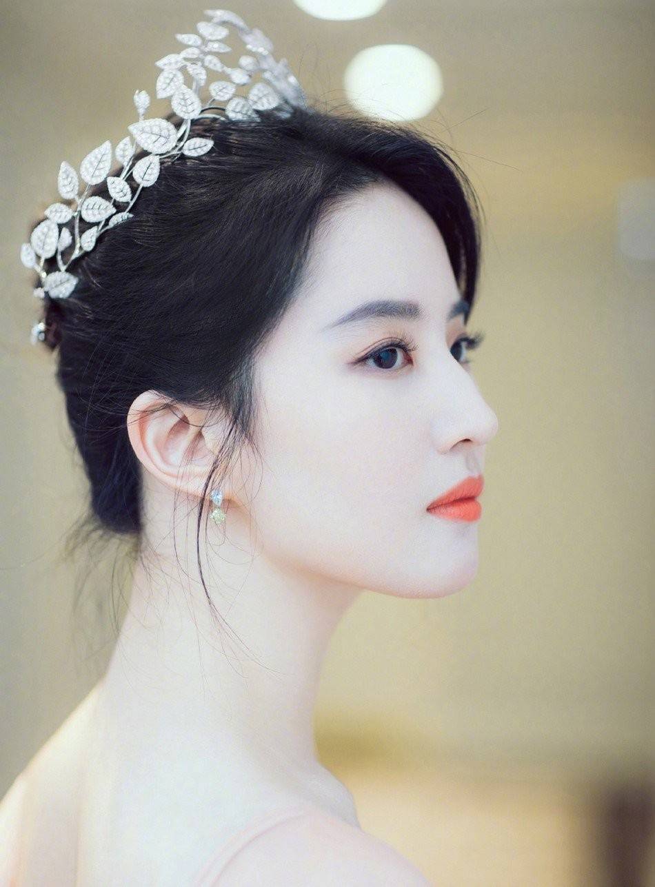 氛围|张萌拿出“老板娘”的气场，同框男模张亮也不输，穿公主裙真抢镜