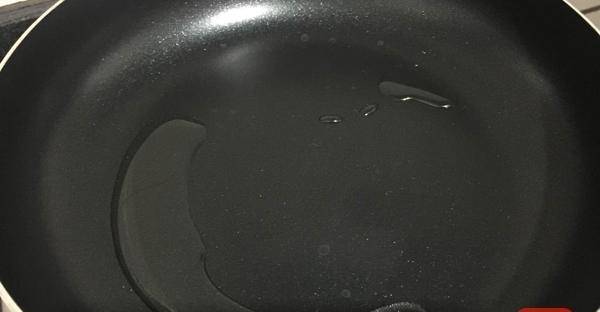 加入适量|春天不吃这菜就亏了,筷子搅一搅,香喷喷的早餐饼5分钟端上桌