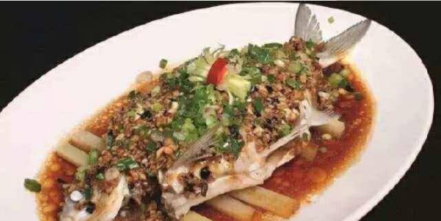 蒸鱼别只会垫筷子，垫几根u201c它u201d，鱼肉鲜香味美，鱼腥味自动消失_甘蔗