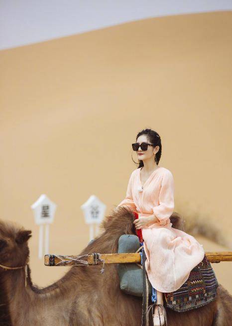 颜色|谢娜都孩子妈了还那么大玩心,沙漠上尽情摆poss,看着真“魅”