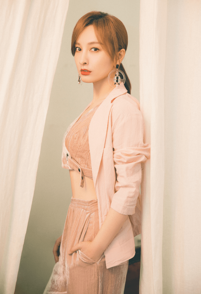 连衣裙|有种“少女感”叫吴昕穿衬衫，搭配印花马甲减龄俏皮，活泼可爱