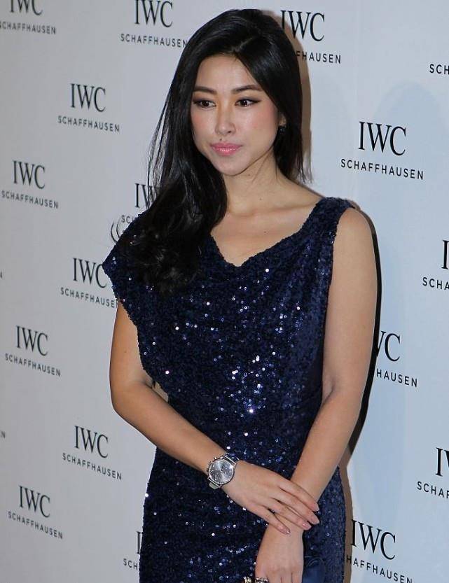 姐妹|朱珠的美是骨子里的，一件靓丽的亮片长裙，穿得高级又时尚