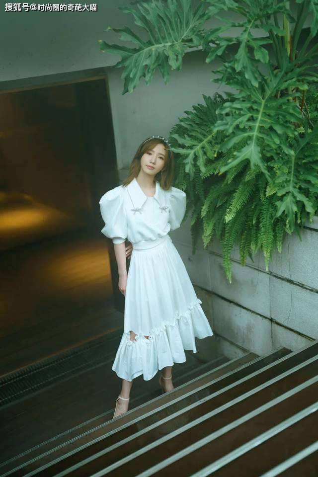 社会性|早秋有它就够了！基础实穿风格百变，可盐可甜时髦得一点儿不费力