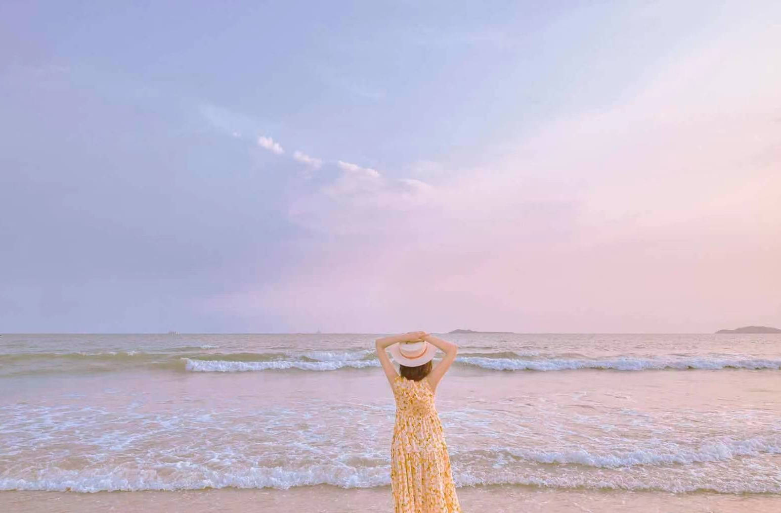 梁洁海边胶片写真曝光 穿连衣裙戴礼帽氛围感满满