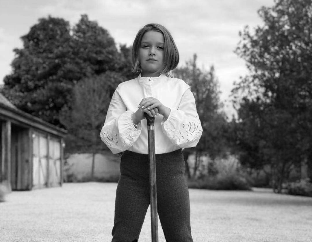 大嫂|小七跟大嫂出游!两人合影亲密搂抱，大嫂穿V领上衣难挡火辣身材