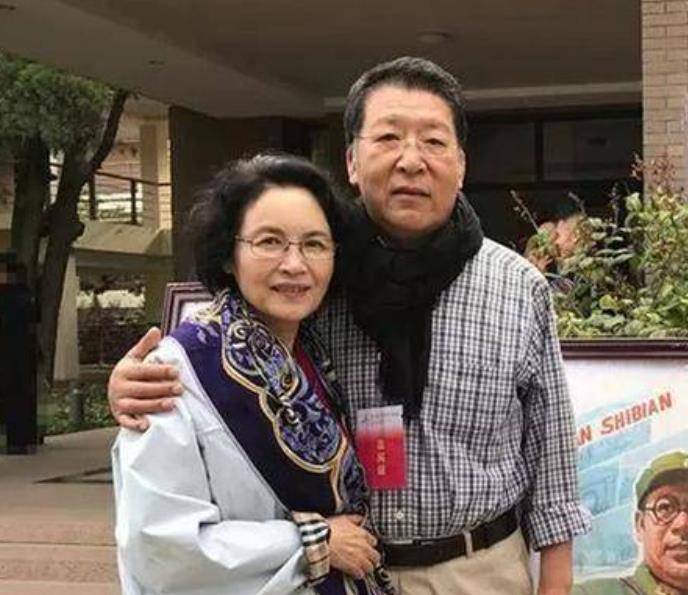 晓英|宋晓英越老越洋气，穿黑裙涂红唇还挂3条珍珠项链，美成优雅贵妇