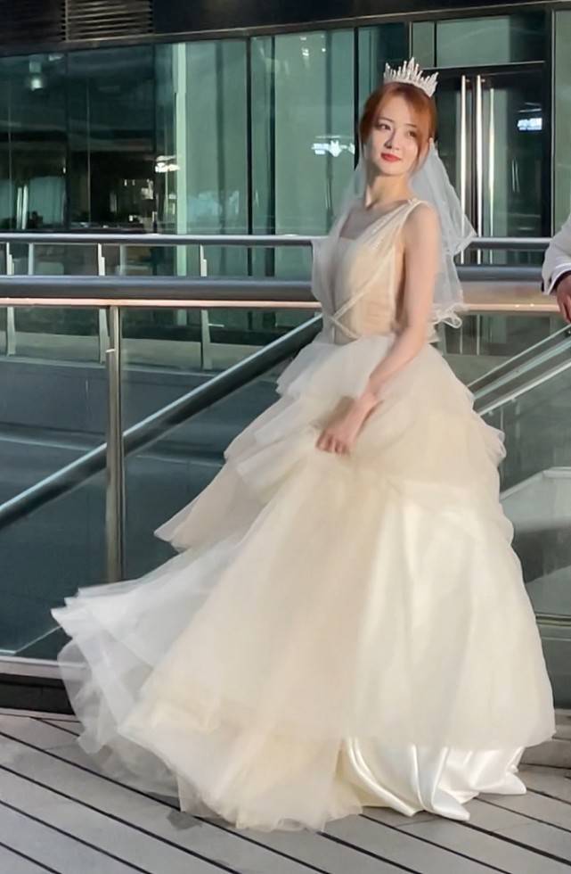 个性|徐璐晒出“女生的快乐”,满屋礼服让人羡慕,穿上礼服的她才惊艳