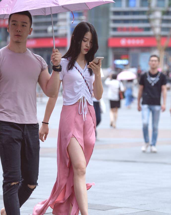 设计|苗条女生的“开叉裙”，既显身材又有个性，宛如“出水芙蓉”！