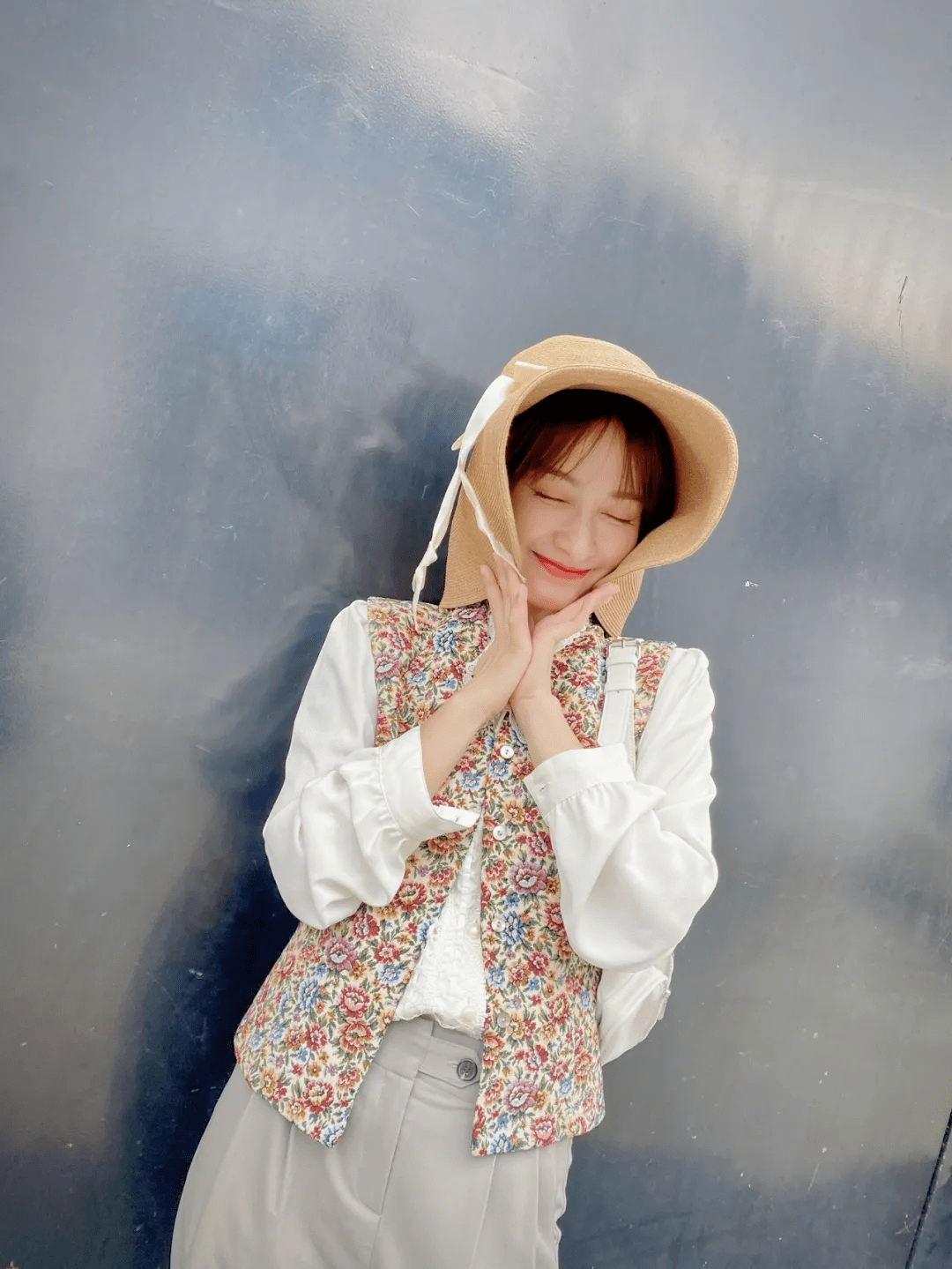 连衣裙|有种“少女感”叫吴昕穿衬衫，搭配印花马甲减龄俏皮，活泼可爱