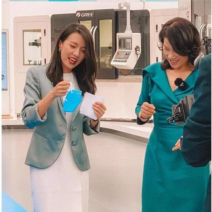 面的|董明珠真有女企业家的风范。66岁的她穿着V领连衣裙，优雅大方