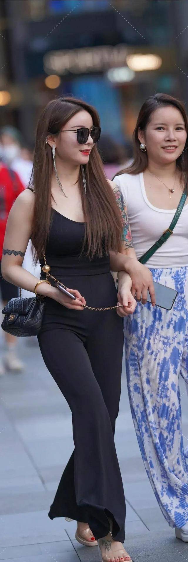 显得|展现女性魅力的打底裤，利落又不乏活力感，简约休闲