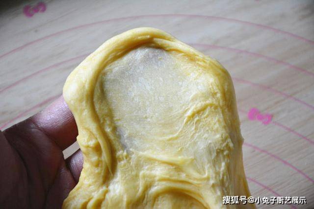 美食|南瓜别再蒸着吃了，加在面粉里做成吐司，又香又柔软，早餐就它了