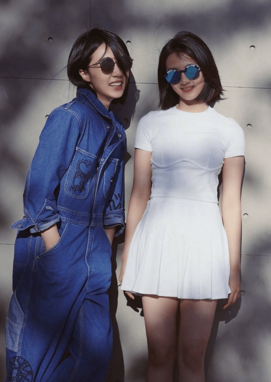 健美|多多好会穿，宽松T恤配健美短裤，巧用金项链点睛，真有明星范儿