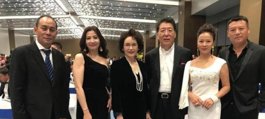 晓英|宋晓英越老越洋气，穿黑裙涂红唇还挂3条珍珠项链，美成优雅贵妇