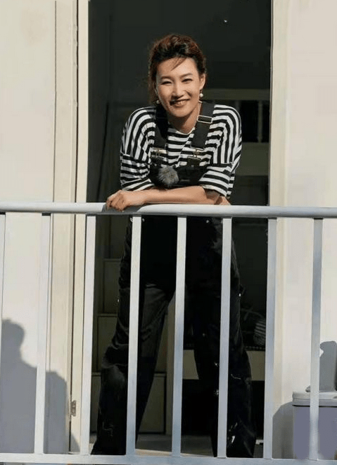 中性|央视主持李梓萌摘下假发套，穿背带裤青春减龄又时髦，美到不敢认