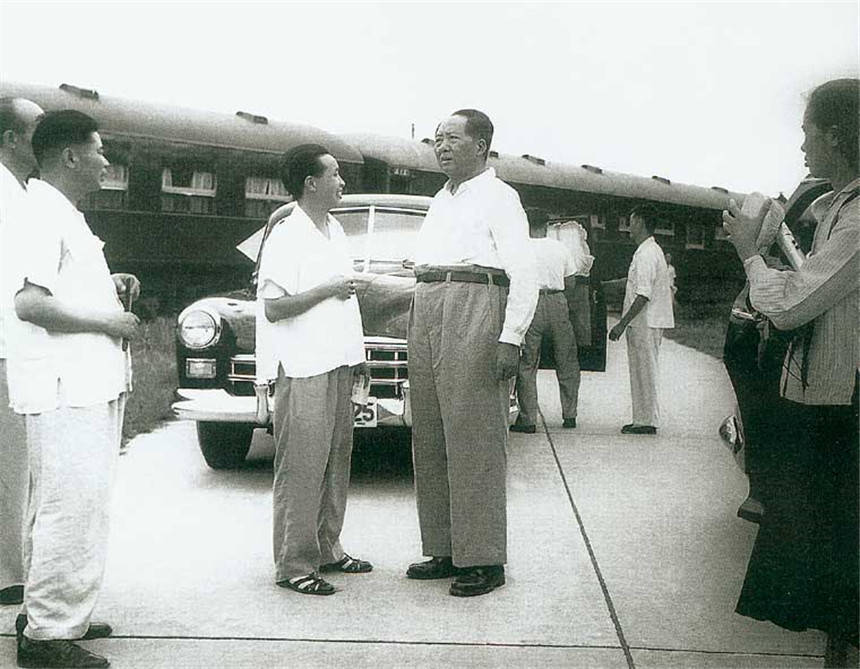 1952年毛主席在济南会见许世友，神情肃穆地问：黄祖炎的墓在哪里
