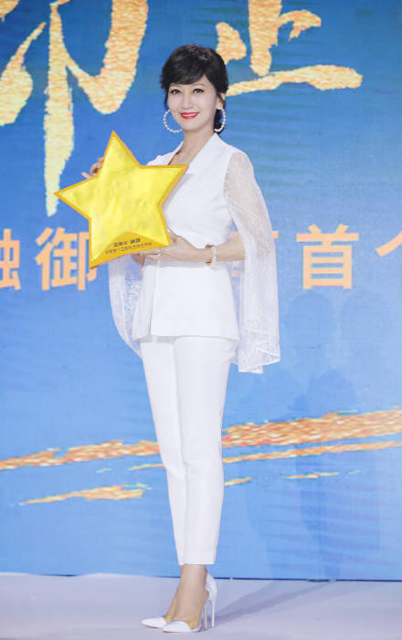 立体感|赵雅芝还是那个“白娘子”,穿蕾丝西装太时髦,脚踩恨天高气场强