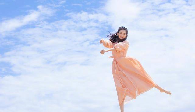 颜色|谢娜都孩子妈了还那么大玩心,沙漠上尽情摆poss,看着真“魅”