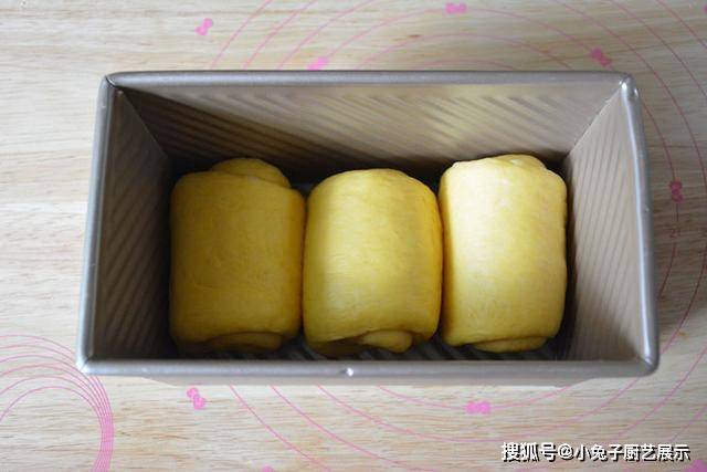 美食|南瓜别再蒸着吃了，加在面粉里做成吐司，又香又柔软，早餐就它了