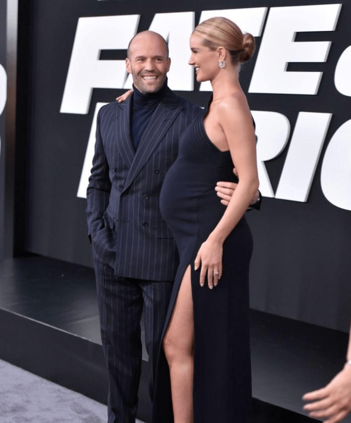 杰森斯坦森|“最强地中海”54岁再当爹！小20岁未婚妻晒孕照，脚踩恨天高