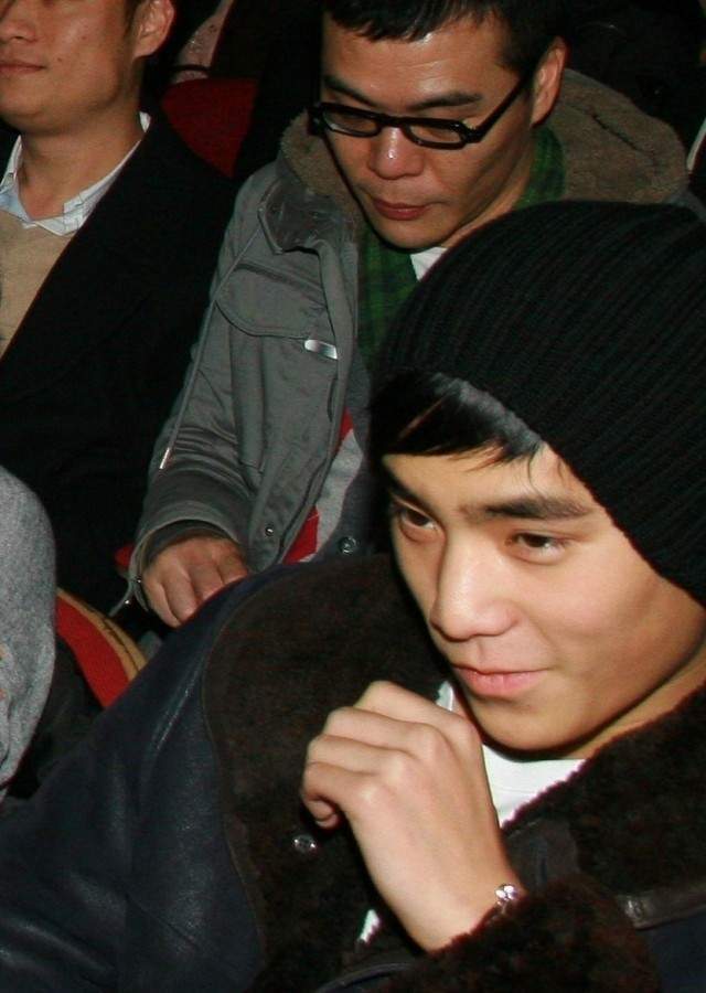 王令尘生日与超模女友甜到齁,准儿媳来头不小_游天翼