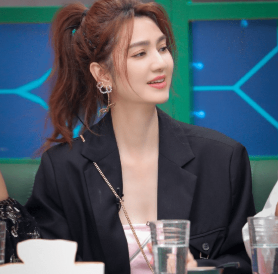 黑色|洪欣也太时髦了吧！黑色西装穿出满满活力感，49岁老阿姨嫩成少女