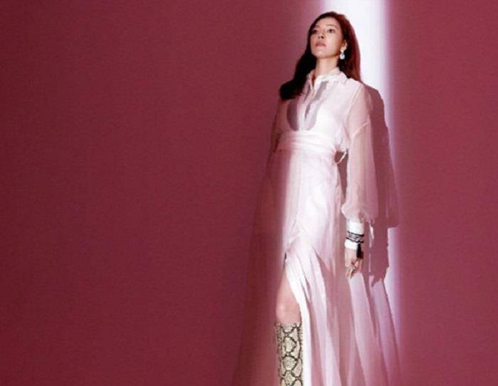 西装|富士康老板娘拍时尚大片，穿西装裙配奢华珠宝，阔太范十足