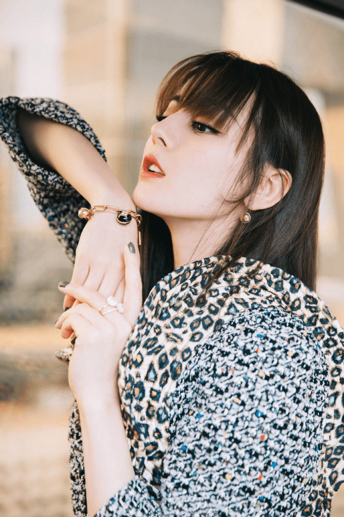 一身|迪丽热巴尝试长直发，手持几万块“陀螺”，穿一身镶宝石太高调