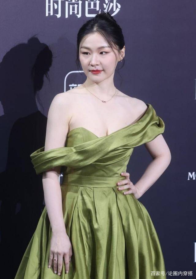 舞台|金靖不愧是微胖界的穿搭典范，一袭绿裙超显肤白，舞台上成焦点