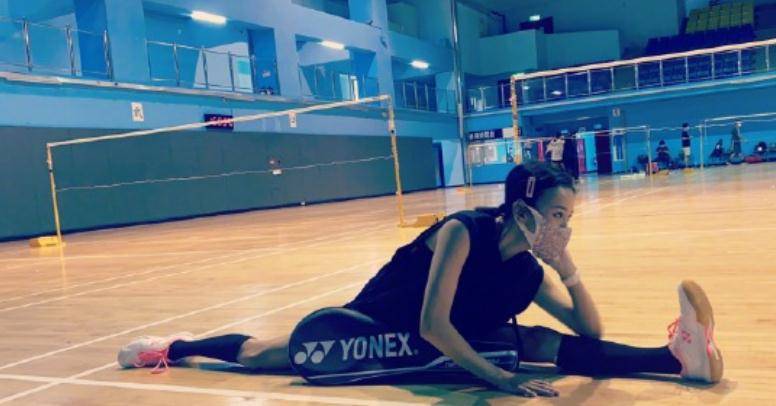 相片|陈意涵晒孕期运动照！趴在地上不见孕肚，一字马劈开毫不费力