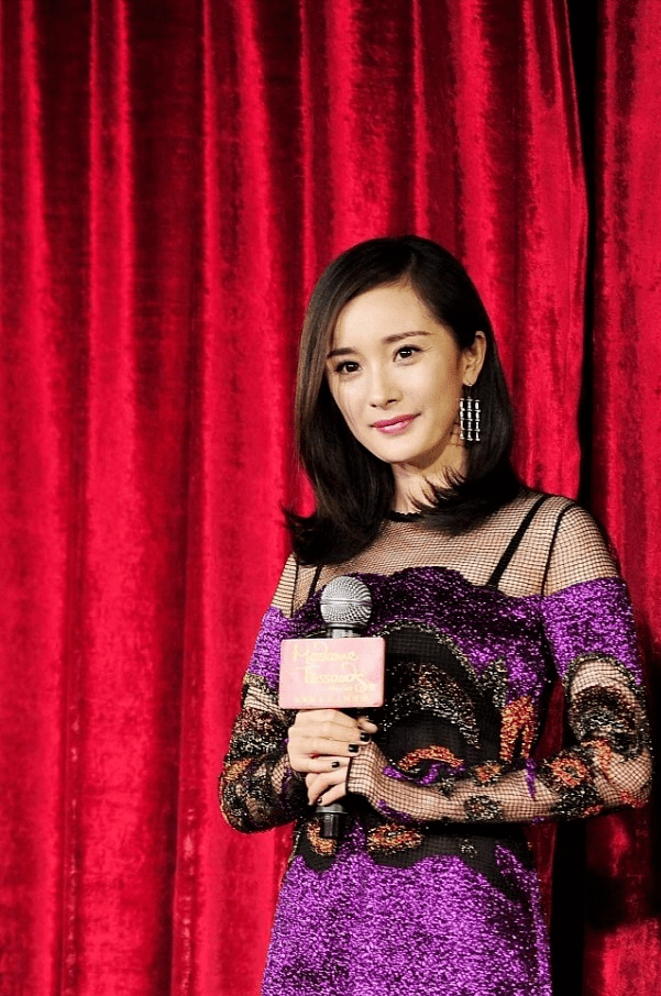 短裙|杨幂牵手自己蜡像，还真是惟妙惟肖相似度好高，不细看都分不出来