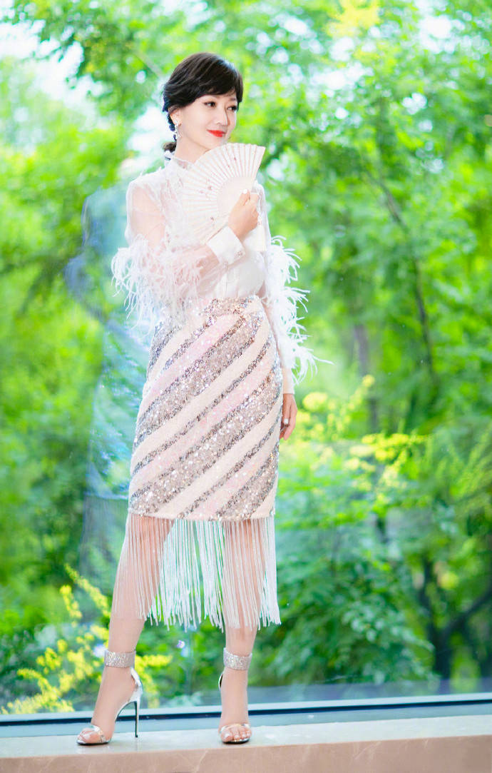 鱼尾|赵雅芝踩“细针”走活动,波光鱼尾裙不显老,身材瘦得惹人疼