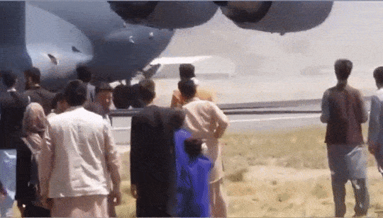 扒飞机摔死的阿富汗人 C-17运输机飞行员本来可以救他们