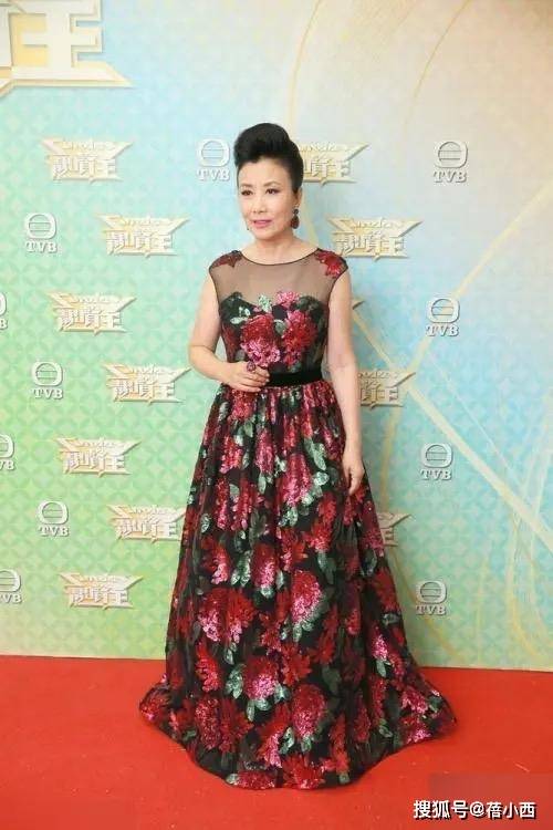 活动|汪明荃73岁又怎样？穿搭、发型、妆容都精致，气质在不用刻意扮嫩