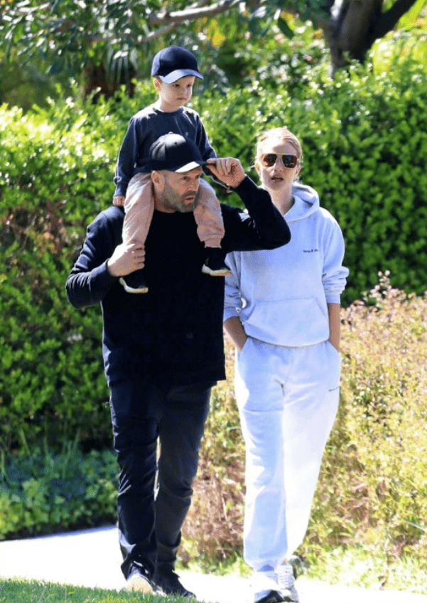 杰森斯坦森|“最强地中海”54岁再当爹！小20岁未婚妻晒孕照，脚踩恨天高