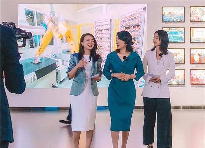 面的|董明珠真有女企业家的风范。66岁的她穿着V领连衣裙，优雅大方